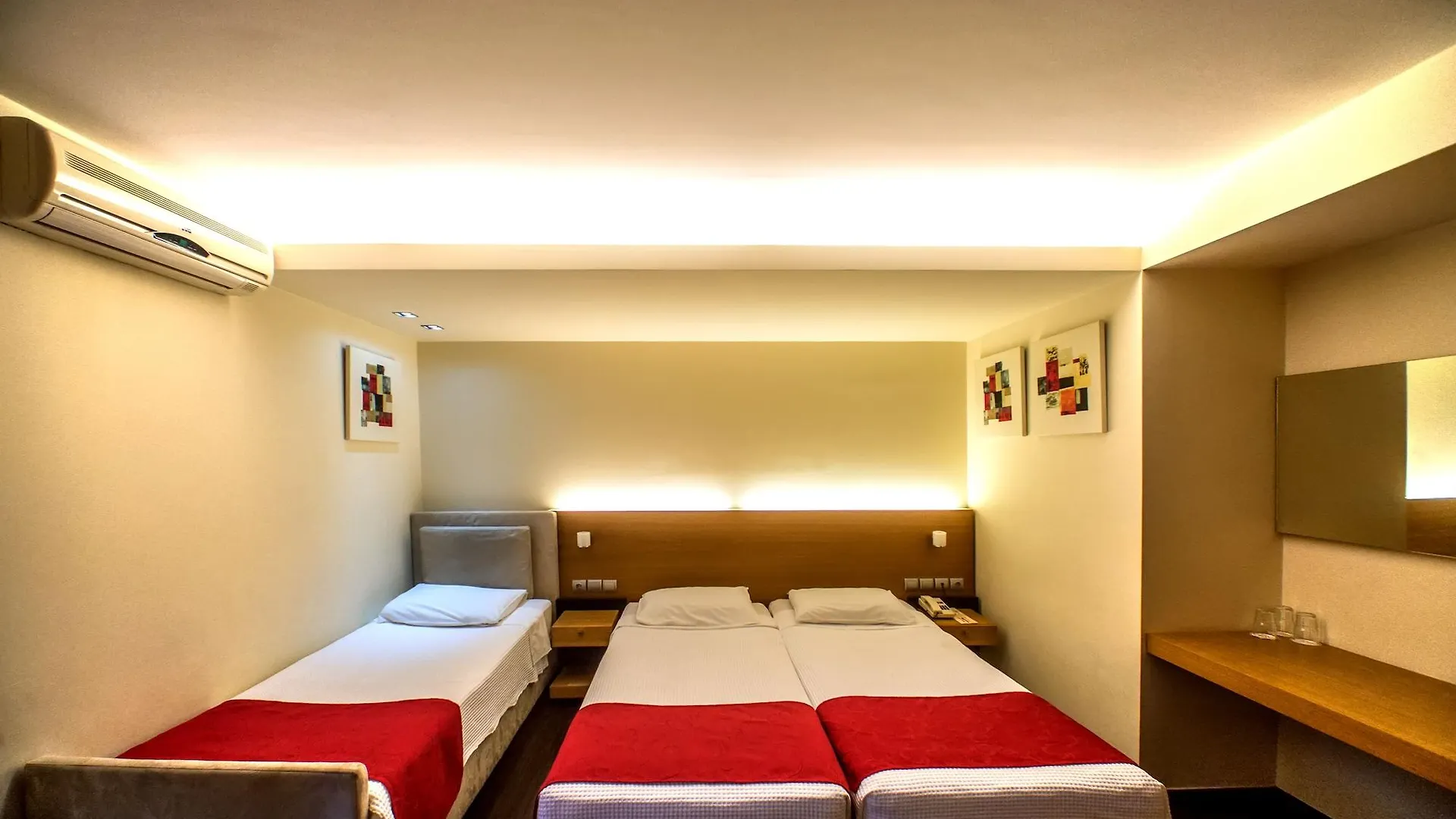 Capsis Hotel Thessaloniki 4*,