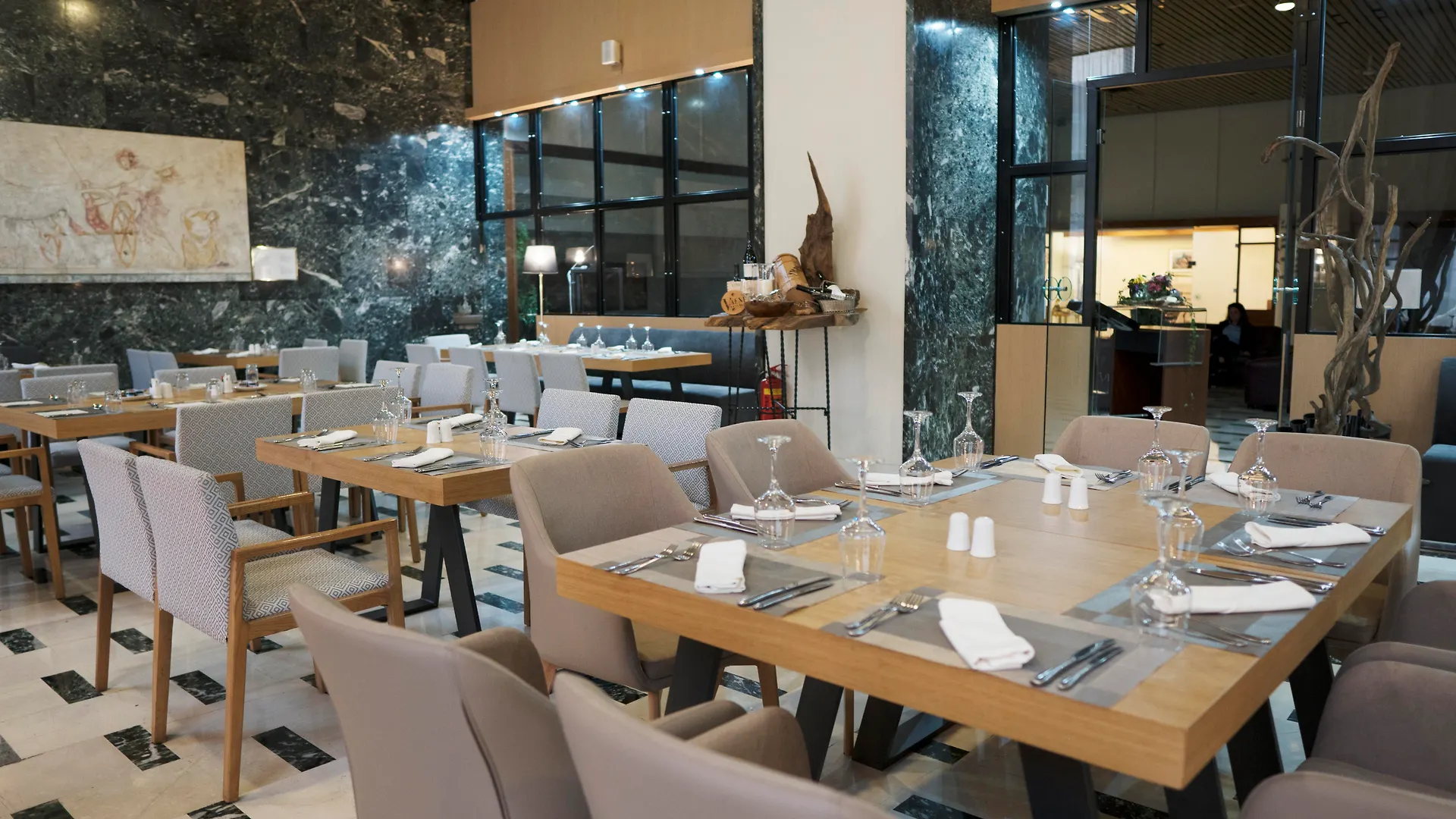 Capsis Hotel Thessaloniki 4*,