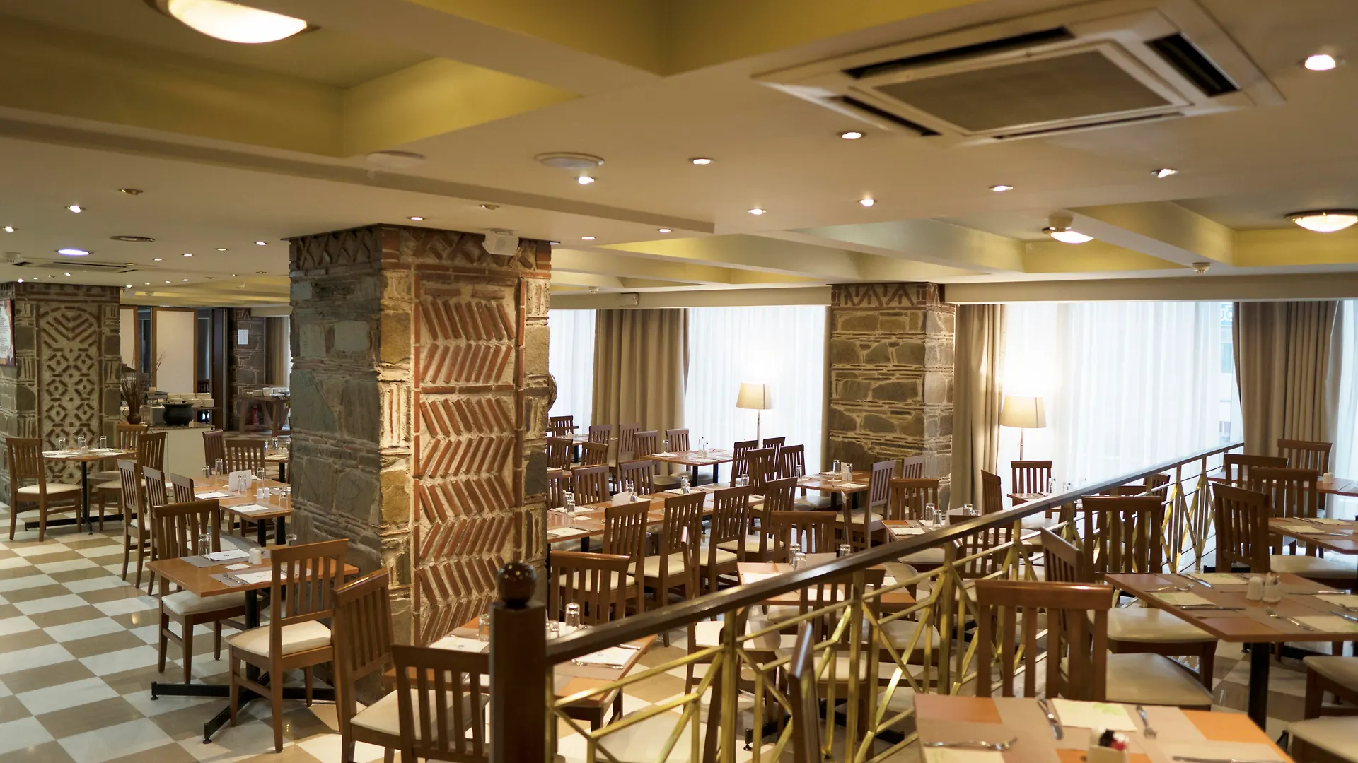 Capsis Hotel Thessaloniki 4*,